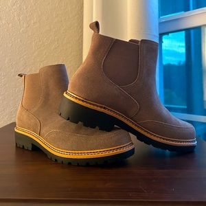 *NWOT* Me Too Sean Suede Booties